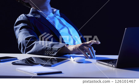 Digital innovation and smart work for a data-driven future. Strategic investment analysis and business growth. 126101467