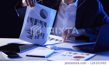 Digital innovation and smart work for a data-driven future. Strategic investment analysis and business growth. 126101493