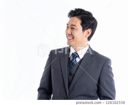 一位身穿西裝的日本男子側臉微笑（白色背景，有影印空間） 126102330