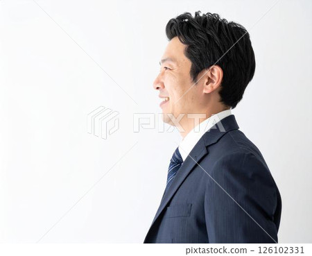 一位身穿西裝的日本男子側臉微笑（白色背景，有影印空間） 126102331