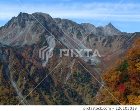 秋季從北阿爾卑斯山的唐澤冰斗到落腳山和槍山的槍穗高橫斷面全景(長野縣一側) 秋季從北阿爾卑斯山的唐澤冰斗到落腳山和槍山的槍穗高橫斷面全景(長野縣一側) 126103019