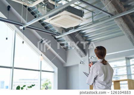 一名女士正在檢查空調機組 126104883