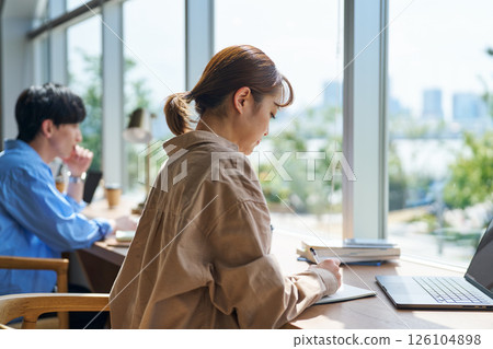 在共享辦公空間學習的女士 126104898