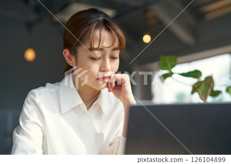 感到困倦的女人 126104899