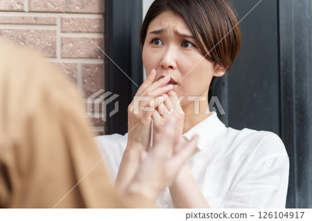 A woman dislikes a contractor who visits her house 126104917