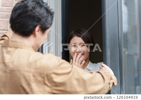 一名婦女微笑著與上門拜訪的承包商交談 126104919