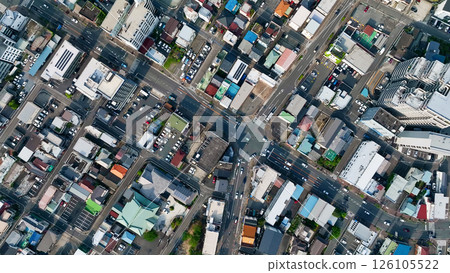 現代城市和道路的鳥瞰圖 現代城市和道路的鳥瞰圖 126105522