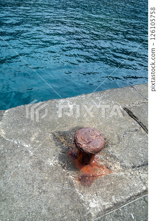 生鏽的繫泊位 126105758