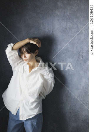 A woman with a white shirt 126106423