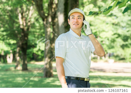 男高爾夫球手在高爾夫球場使用智慧型手機（應用程式、得分、得分管理、球場策略、球場地圖） 126107161