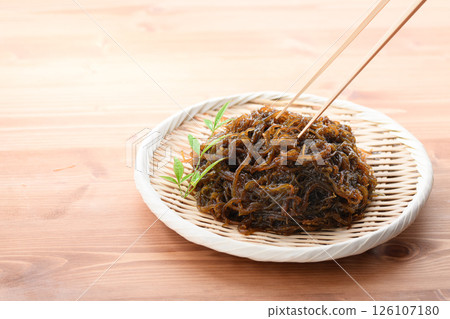 沖繩海蘊海藻，排列在濾網中 126107180