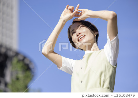 美麗:一個女人用手遮擋陽光 美麗:一個女人用手遮擋陽光 126108479