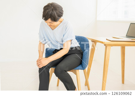 woman feeling knee pain 126109062