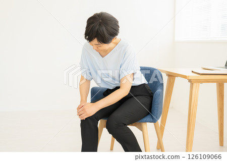 woman feeling knee pain 126109066