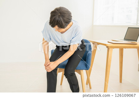 woman feeling knee pain 126109067