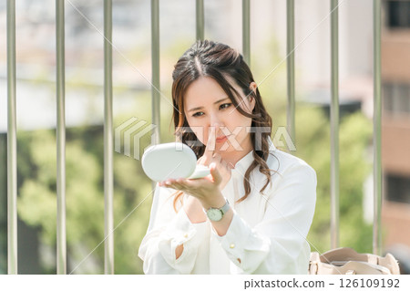 女性修飾化妝/化妝(鼻孔、鼻子、花粉熱、打噴嚏、鼻炎、毛孔、黑頭、角蛋白塞) 女性修飾化妝/化妝(鼻孔、鼻子、花粉熱、打噴嚏、鼻炎、毛孔、黑頭、角蛋白塞) 126109192