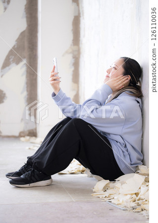 Image of listening to hip hop and other dance music on a smartphone 126110036