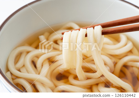 用筷子夾起烏龍麵的特寫 用筷子夾起烏龍麵的特寫 126110442