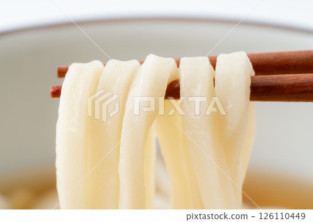 用筷子夾起烏龍麵的特寫 126110449