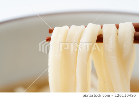 用筷子夾起烏龍麵的特寫 用筷子夾起烏龍麵的特寫 126110450