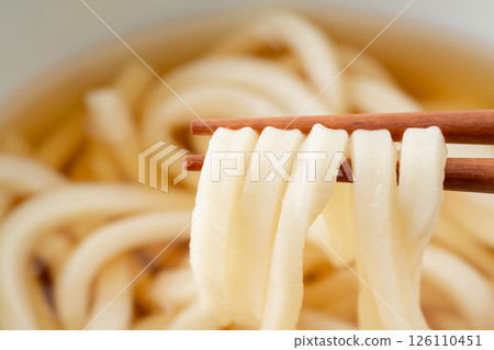 用筷子夾起烏龍麵的特寫 126110451