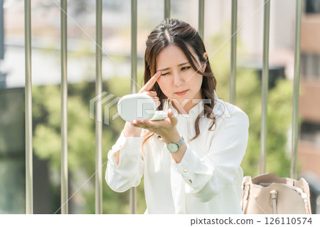 一位女士在休息時間補妝（眼影、眼妝、眼線、麥粒腫） 126110574