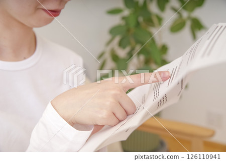 亞洲女人正在看文件 126110941