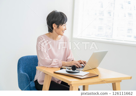 一個女人使用電腦 一個女人使用電腦 126111662