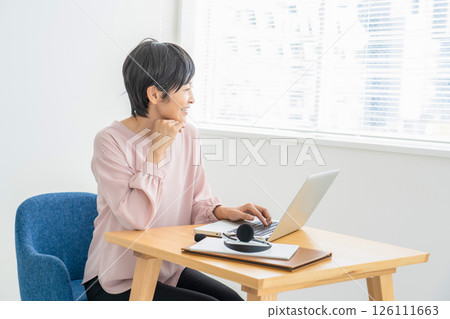 一個女人使用電腦 一個女人使用電腦 126111663