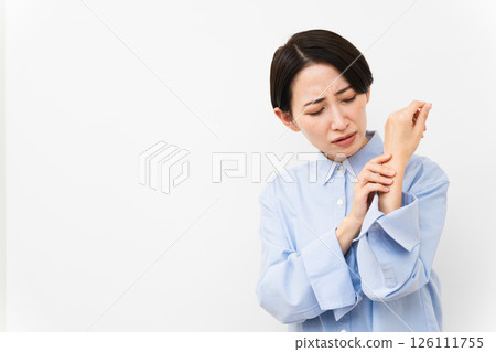 穿長袖襯衫的女人 126111755