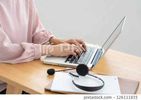 一個女人的手使用個人電腦 126111835