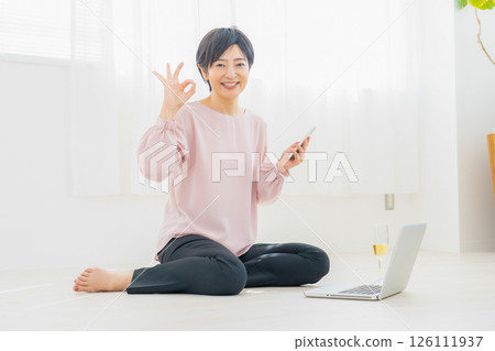 一個女人使用電腦 126111937