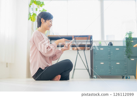 智能手機的女人 126112099