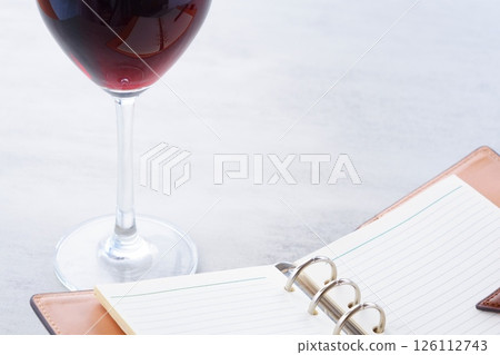 環形筆記本和一杯紅酒 環形筆記本和一杯紅酒 126112743