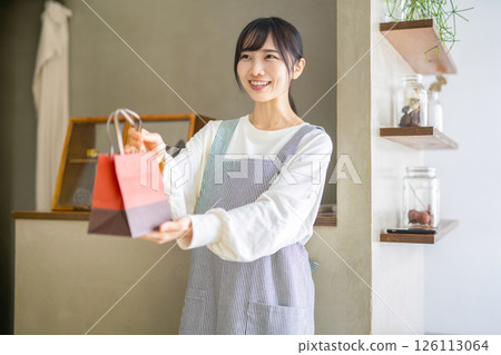 Shop clerk 126113064