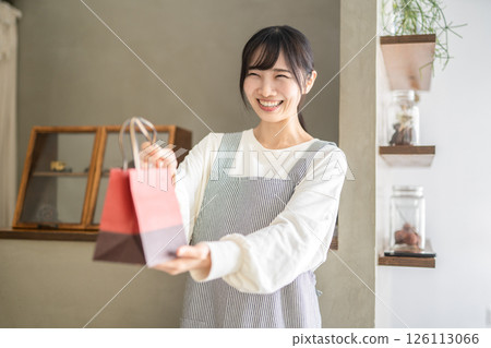 Shop clerk 126113066