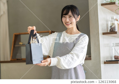 Shop clerk 126113068
