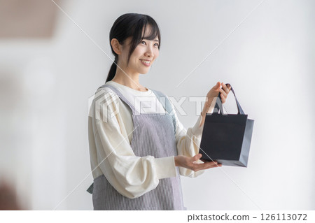 Shop clerk Shop clerk 126113072