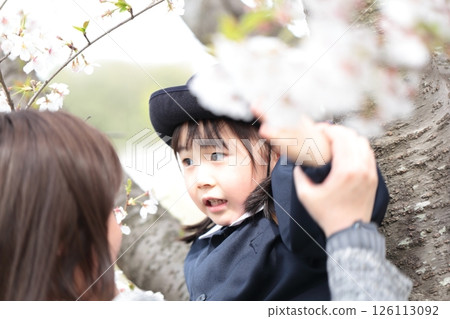 Cherry blossoms and a 3-year-old girl and her mother at the kindergarten entrance ceremony Cherry blossoms and a 3-year-old girl and her mother at the kindergarten entrance ceremony 126113092