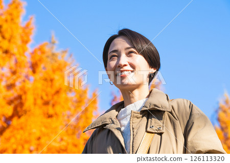 女人享受秋葉的生活方式形象 女人享受秋葉的生活方式形象 126113320