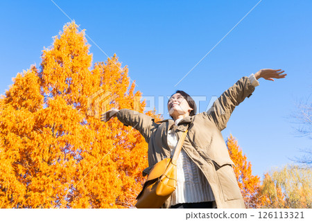 女人享受秋葉的生活方式形象 126113321