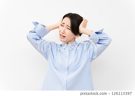 穿長袖襯衫的女人 穿長袖襯衫的女人 126113397