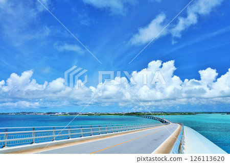 沖繩伊良部大橋的藍天和大海 126113620