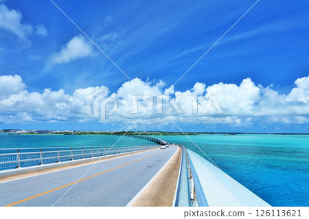 沖繩伊良部大橋的藍天和大海 126113621