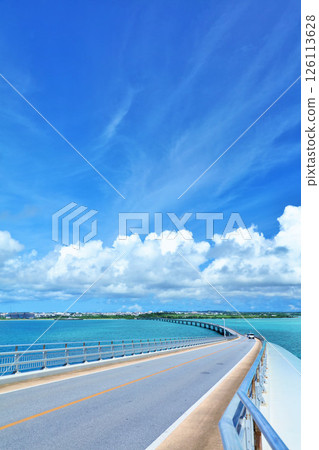 沖繩伊良部大橋的藍天和大海 沖繩伊良部大橋的藍天和大海 126113628