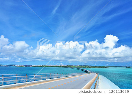 沖繩伊良部大橋的藍天和大海 126113629
