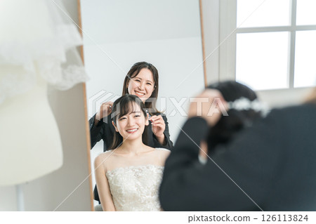 婚禮、婚禮髮型、新娘和婚禮策劃師討論髮型 126113824