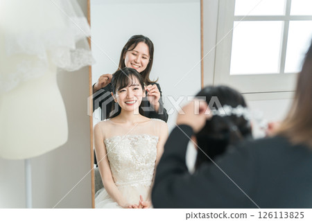 婚禮、婚禮髮型、新娘和婚禮策劃師討論髮型 婚禮、婚禮髮型、新娘和婚禮策劃師討論髮型 126113825