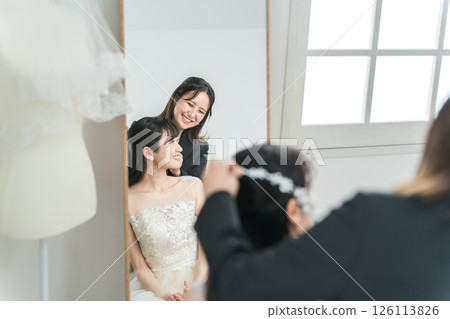 婚禮、婚禮髮型、新娘和婚禮策劃師討論髮型 婚禮、婚禮髮型、新娘和婚禮策劃師討論髮型 126113826