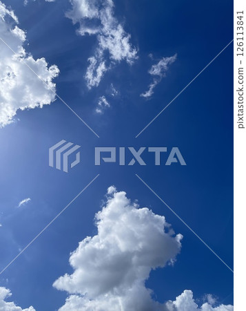 雲彩為清晨湛藍的天空增添色彩 1 126113841